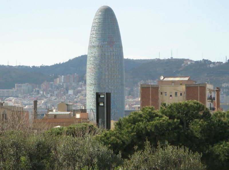 Torre AGBAR an der Av. Diagonal im Osten von Barcelona