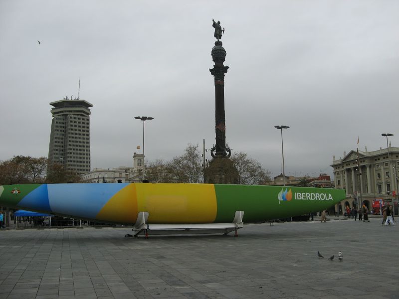 Yacht Iberdrola und Kolumbus Säule am Hafen von Barcelona