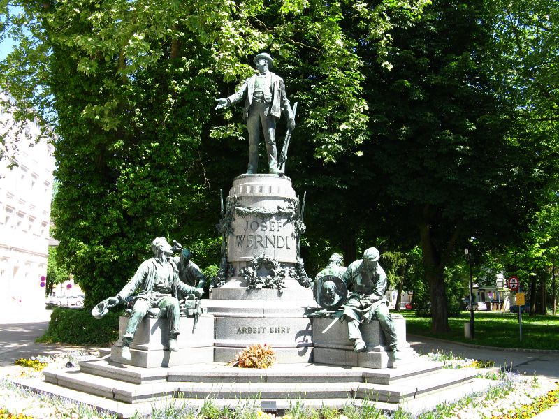 Stadt Steyr, Denkmal des Waffenfabrikanten Josef Werndl auf der
    Promenade