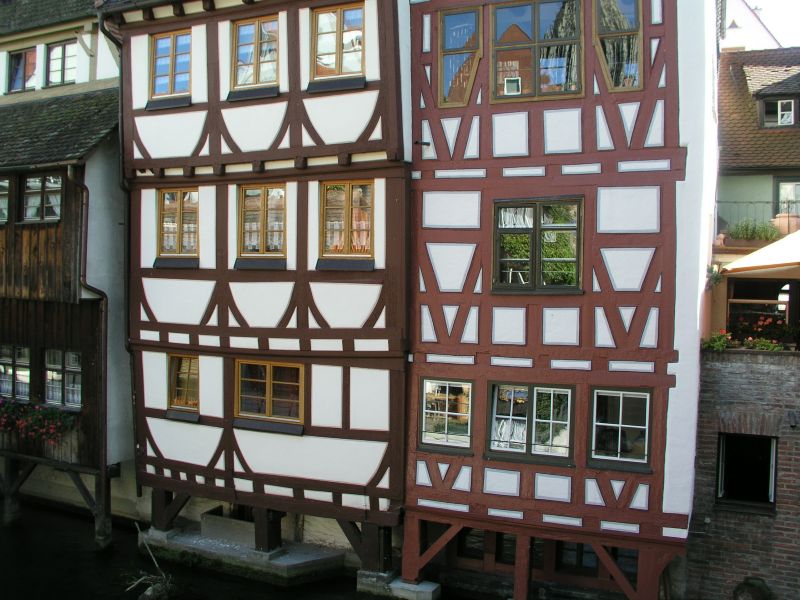 Malerische Häuser an der Blau (entspringt in Blaubeuren) in Ulm