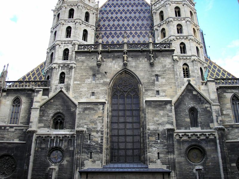 Die Frontseite des Stephansdoms in Wien