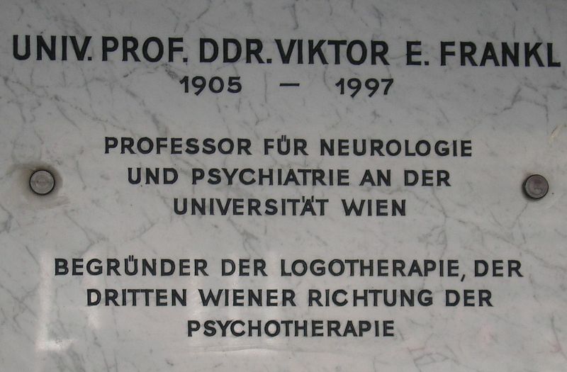 Plakette am Viktor - Frankl Hof in der Zirkusgasse 52, Wien 2