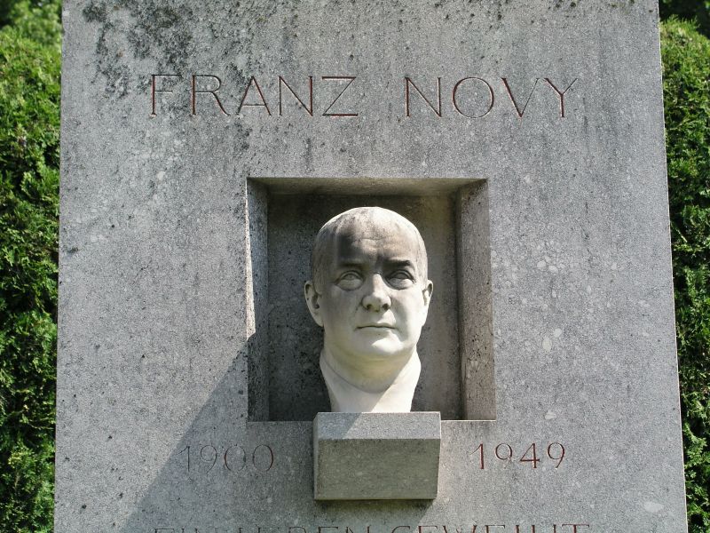 Grab von Franz Novy am Wiener Zentralfriedhof