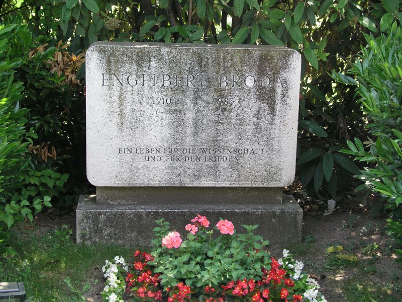Ehrengrab von Engelbert Broda auf dem Wiener Zentralfriedhof