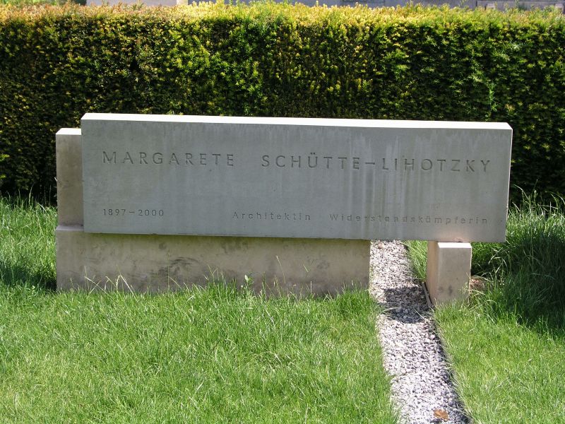 Ehrengrab von Margarete Schuette-Lihotzky auf dem Wiener Zentralfriedhof