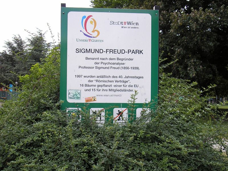 Der Sigmund Freud Park vor der Votivkirche in der Wien
