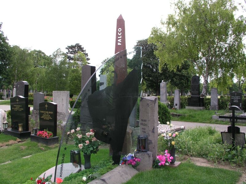 Ehrengrab des Popstars Hans Hölzel, besser bekannt als FALCO, auf dem Wiener Zentralfriedhof Gruppe 40