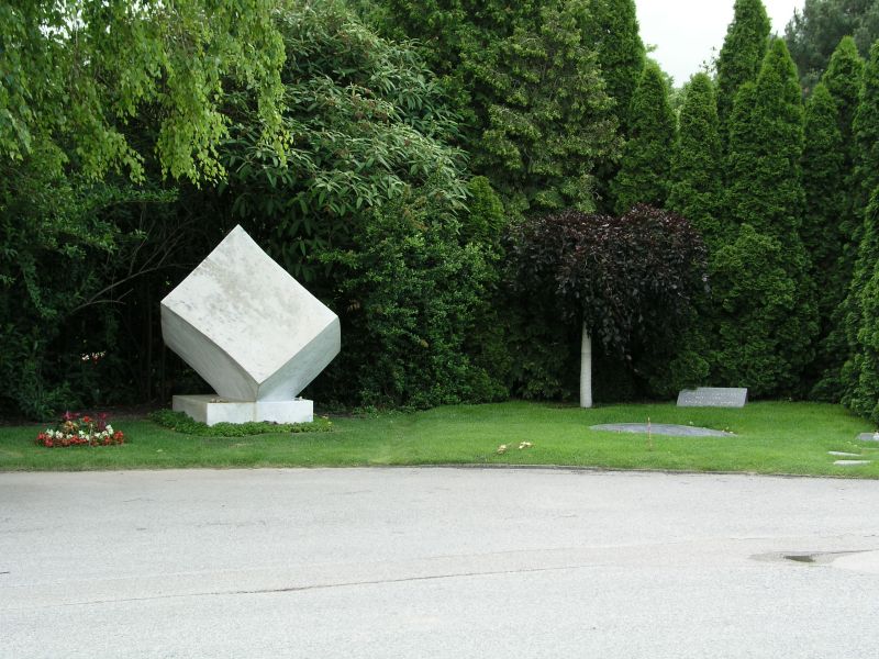 Die Platte rechts ist das Bruno Kreisky Grab am Wiener Zentralfriedhof, der Kubus links gehört zu Arnold Schönberg, dem Zwölftonmusiker