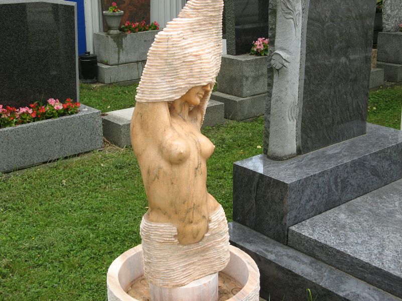 Badezimmer Statue vor dem Tor 4 auf dem Wiener Zentralfriedhof